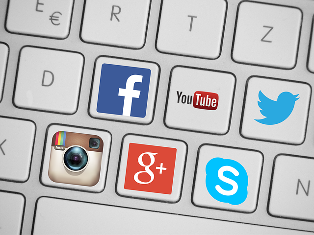 sociální média na klávesnici