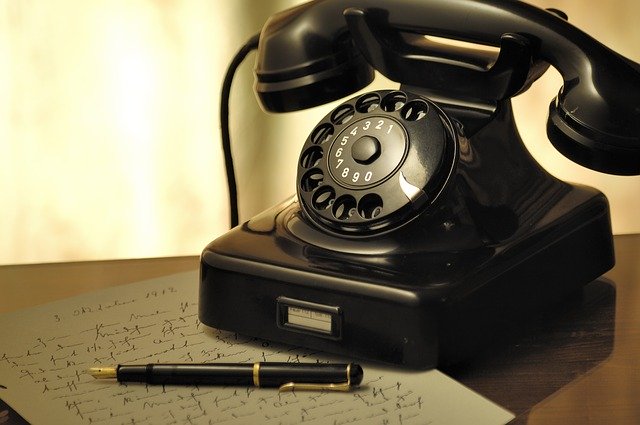 starý černý telefon